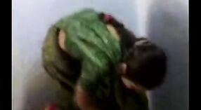 एक साडी मधील भारतीय आंटी खाली उतरते आणि घरातील लैंगिक घोटाळ्यात गलिच्छ! 3 मिन 20 सेकंद