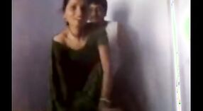 Bibi India dengan sari turun dan kotor dalam skandal seks di rumah! 0 min 30 sec