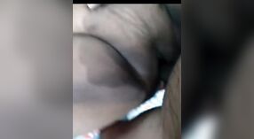 Der haarige Schlitz der reifen Tante wird im desi-Sexvideo von Penis und Fingern verwöhnt 1 min 30 s
