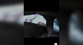 Der haarige Schlitz der reifen Tante wird im desi-Sexvideo von Penis und Fingern verwöhnt 1 min 40 s