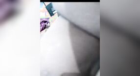 Der haarige Schlitz der reifen Tante wird im desi-Sexvideo von Penis und Fingern verwöhnt 0 min 50 s