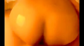 Смотрите, как большие сиськи этой индийской бхабхи подпрыгивают в позе наездницы в этом видео от первого лица 2 минута 40 сек