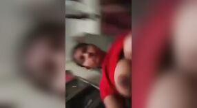 Busty Hint kolej kız dalga geçiyor ile ona büyük göğüsler içinde buharlı video 2 dakika 20 saniyelik