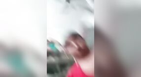 Rondborstig Indisch college meisje plaagt met haar grote borsten in stomende video 3 min 00 sec