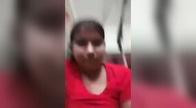 Rondborstig Indisch college meisje plaagt met haar grote borsten in stomende video 0 min 0 sec