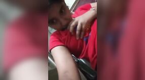 Rondborstig Indisch college meisje plaagt met haar grote borsten in stomende video 1 min 10 sec