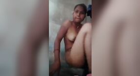 Istri selingkuh seksi menelanjangi dan menyenangkan dirinya sendiri dalam video mms desi panas 3 min 20 sec