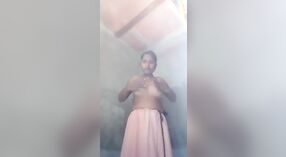 Une femme infidèle sexy se déshabille et se fait plaisir dans une vidéo desi mms chaude 0 minute 30 sec