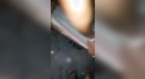 Desi bhabhis haarige Muschi wird in diesem desi-porno-Video von einem heißen Nachbarn verwöhnt 2 min 10 s