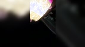 La chatte poilue de Desi bhabhi se fait plaisir par un voisin chaud dans cette vidéo porno desi 3 minute 50 sec