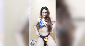 Индийская порнозвезда Ганьян Арас раздевается и шалит 1 минута 30 сек