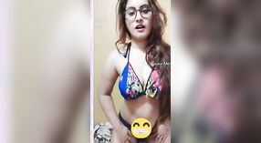 Индийская порнозвезда Ганьян Арас раздевается и шалит 1 минута 40 сек