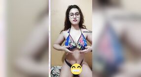 La estrella porno india Ganyan Aras se desnuda y se pone traviesa 1 mín. 50 sec