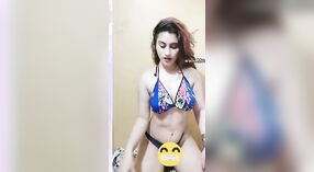 Indiano porno star Ganyan Aras strisce giù e prende cattivo 2 min 10 sec