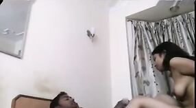 この本当のセックスビデオでは、大学のインドのベイビーハウトが落ちて汚い 2 分 40 秒