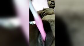 দেশি ভাবী তার গুদটির জন্য দাঁত ব্রাশ দিয়ে নিজেকে আনন্দিত করে 2 মিন 20 সেকেন্ড