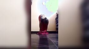 Дези Бхабхи занимается мастурбацией огурцом, чтобы удовлетворить свою тягу к киске 0 минута 0 сек