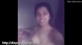 인도 소녀 마음을 사로잡는 그녀의 여자 친구와 함께 증기 목욕 비디오 0 최소 0 초