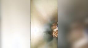 Een Zuid-Indiase engel genoegens zichzelf op camera met zijn vingers 2 min 20 sec