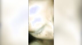 ஒரு தென்னிந்திய தேவதை விரல்களால் கேமராவில் தன்னை மகிழ்விக்கிறார் 2 நிமிடம் 40 நொடி