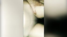 ஒரு தென்னிந்திய தேவதை விரல்களால் கேமராவில் தன்னை மகிழ்விக்கிறார் 0 நிமிடம் 30 நொடி