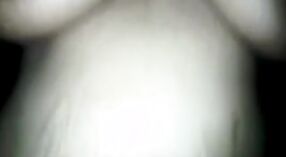 పెద్ద-బూబ్డ్ ఇండియన్ పసికందు తన క్లయింట్‌తో దిగి మురికిగా ఉంటుంది 2 మిన్ 40 సెకను