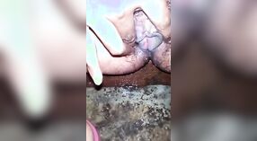 દેશી બેબ તેના રુવાંટીવાળું બિલાડીની ક્લોઝ-અપ આંગળીમાં ભોગવે છે 3 મીન 00 સેકન્ડ
