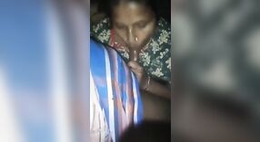 Bangla sex video zeigt ein heißes desi Babe, das einen harten Blowjob gibt 2 min 20 s