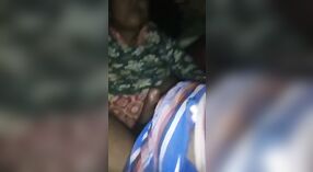Bangla sex video zeigt ein heißes desi Babe, das einen harten Blowjob gibt 4 min 00 s
