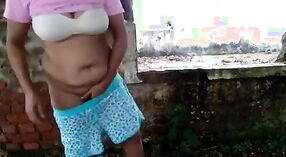 Desi mamá se hace cargo en este arriesgado video de sexo indio 2 mín. 50 sec