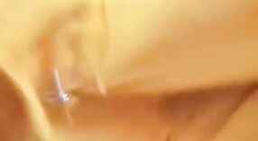 హోర్నీ పరిపక్వ దేశీ భార్య తన స్నేహితుడి పెద్ద ఆత్మవిశ్వాసం ద్వారా ఆమె పుస్సీని పొందింది 2 మిన్ 40 సెకను