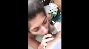 Gadis perguruan tinggi India menjadi nakal dengan pacarnya dalam video seks buatan sendiri yang hardcore ini 2 min 00 sec