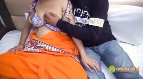 Горячая индийская тетушка доминирует над своим любовником во время страстного и интенсивного траха 1 минута 40 сек