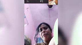 Bhabhi memamerkan payudara dan vaginanya dalam episode langsung MMS 2 min 00 sec