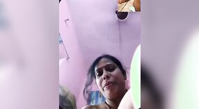 Bhabhi zeigt Ihre Brüste und Muschi in einer live-Episode von MMS 2 min 10 s