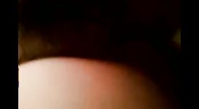 পেটাইট ইন্ডিয়ান কলেজের মেয়ে তার নগ্ন শরীরের সাথে সহায়কদের টিজ করে 4 মিন 00 সেকেন্ড