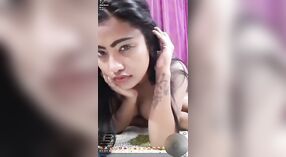 Ibu desi menyebalkan, meniduri, dan memamerkan payudara besarnya dalam video sensual 2 min 50 sec