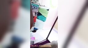 Desi mamá chupa, folla y hace alarde de sus grandes tetas en un sensual video 7 mín. 00 sec