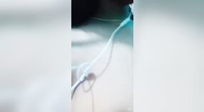 Schwarzes Mädchen mit großem Arsch masturbiert vor der Kamera für selfies 2 min 10 s