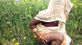 Indisches teen genießt pussyficken im freien im öffentlichen park 4 min 20 s