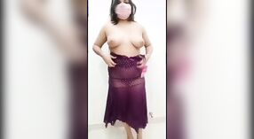 Modelo porno Desi realiza un striptease seductor en este video candente 1 mín. 20 sec