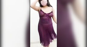 Modelo porno Desi realiza un striptease seductor en este video candente 0 mín. 40 sec