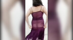 Modelo porno Desi realiza un striptease seductor en este video candente 1 mín. 00 sec