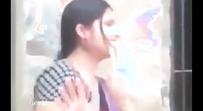 Seorang istri India yang cantik menjadi akrab dengan suaminya dalam adegan beruap dari Desi 0 min 0 sec