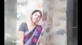 Seorang istri India yang cantik menjadi akrab dengan suaminya dalam adegan beruap dari Desi 0 min 40 sec