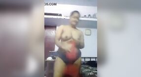 Vídeo caseiro de uma menina do Sul da Índia striptease 3 minuto 00 SEC