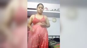 Zelfgemaakte video van een Zuid-Indiase meisje striptease 4 min 20 sec