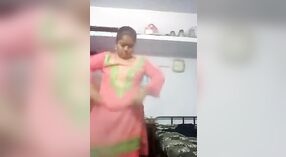 Video fatto in casa di un Sud indiano ragazza spogliarello 4 min 40 sec