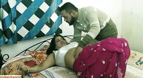 Amador indiano Milf Bhabhi obtém seus peitos grandes e bunda fodida por Devar em vídeo XXX quente 4 minuto 50 SEC