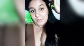 Desi impressionante corpo está em plena exibição neste caseiro MMC vídeo 3 minuto 40 SEC